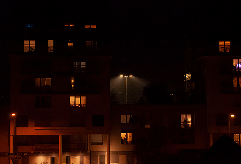 photo d'un lampadaire autour de fenêtres d'une résidence